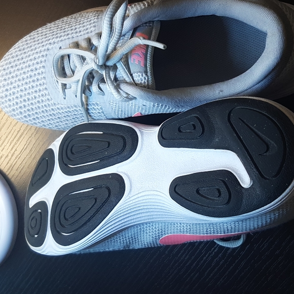 Nike shoes - Picture 3 of 3